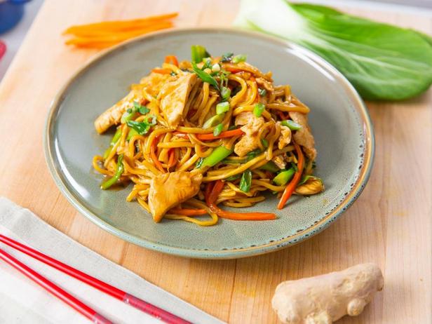 Wie man Hühner-Lo-Mein-Nudeln zubereitet