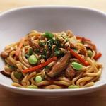 Gebratenes Gericht mit Hähnchen, Gemüse und Udon-Nudeln