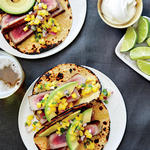 Gegrillter Thunfisch mit Avocado, Sojasauce, Ingwer und Limette
