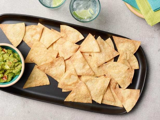 Wie man im Ofen gebackene Tortilla-Chips zubereitet