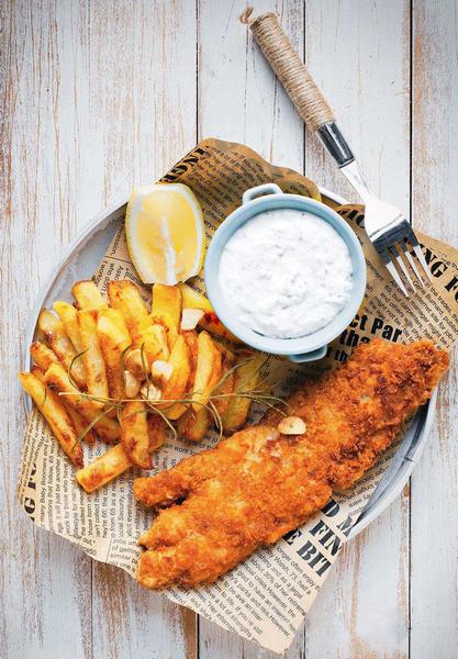 Wie man Fischstäbchen mit Pommes frites zubereitet (nach Fish-and-Chips-Art)