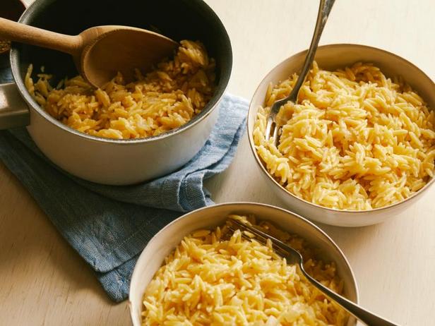 Wie man Orzo-Nudeln mit Käse zubereitet