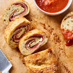Stromboli-Pizzarolle mit Fleischspezialitäten