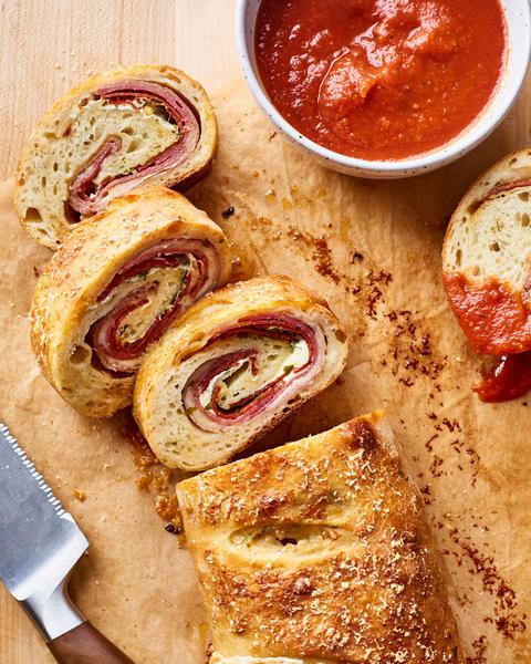 Come preparare uno stromboli arrotolato con prelibatezze di carne