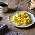 Perfekte Rühreier mit Käse