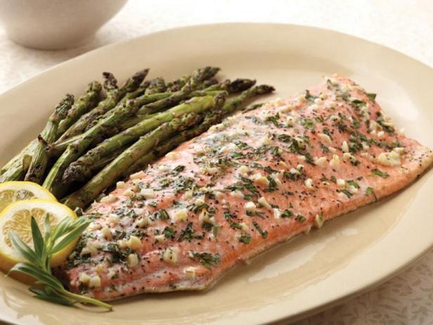 Come cucinare - Salmone rosso dell'Alaska alla griglia con erbe aromatiche e aglio