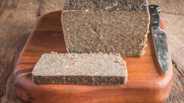 Wie man Scrapple mit Schweinefleischgelee zubereitet