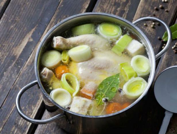 So bereiten Sie eine köstliche Hühnerbrühe für Suppen zu