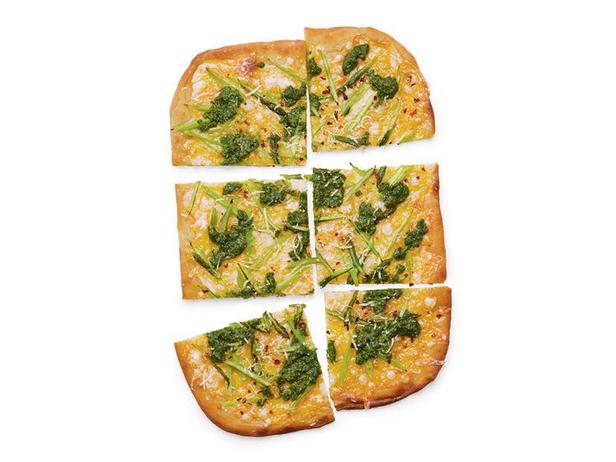 Wie man Spargelpizza zubereitet