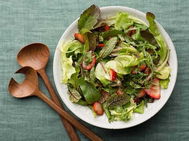 Grüner Salat mit Erdbeeren und Balsamico-Dressing