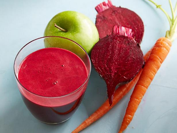 Frisch gepresster Saft aus Roter Bete, Karotte und Apfel