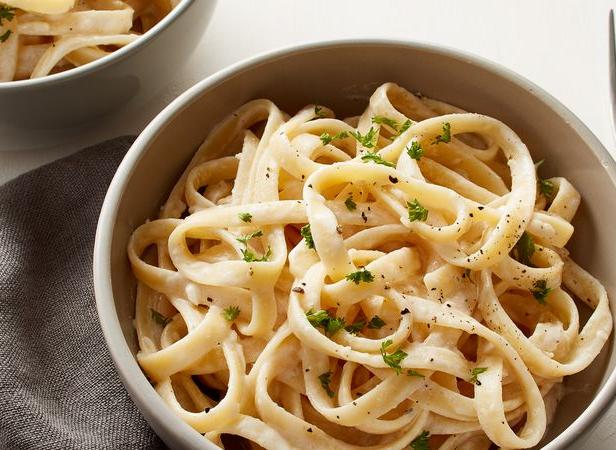 Wie man Zucchini-Fettuccine Alfredo zubereitet