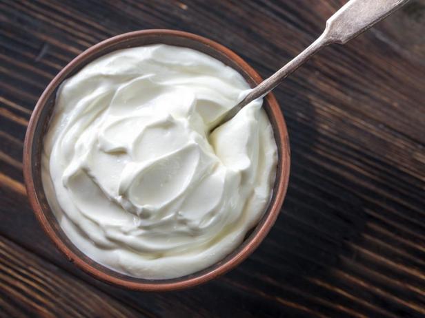Die Hälfte der Butter durch griechischen Joghurt ersetzen.