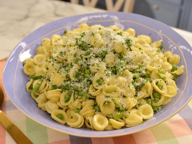 Orecchiette-Nudeln mit Spargel und grünen Erbsen