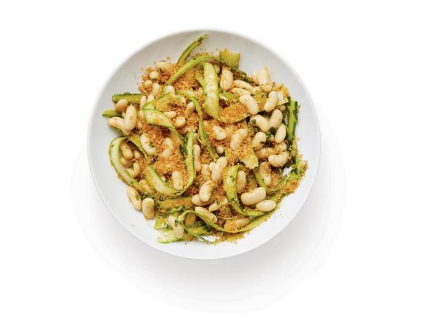 Salat mit weißen Bohnen und Spargel