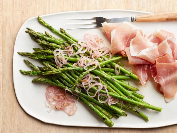 Spargel mit Prosciutto und eingelegten Schalotten
