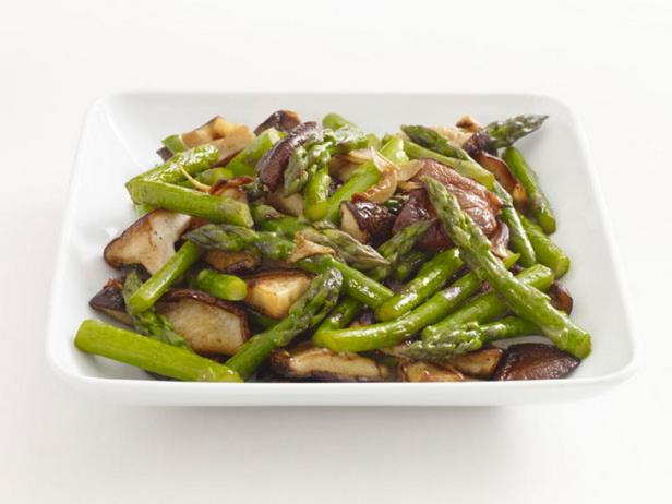 Spargel nach asiatischer Art mit Shiitake-Pilzen