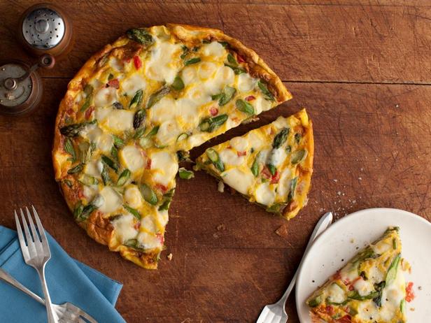 Frittata mit Spargel, Tomaten und Fontina-Käse