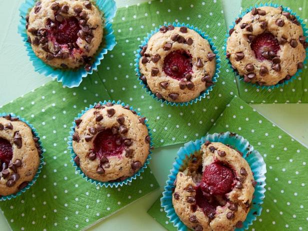 So backt man gesunde Erdbeer-Schokoladen-Muffins