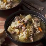Reichhaltige Rindfleischsuppe mit Perlgraupen