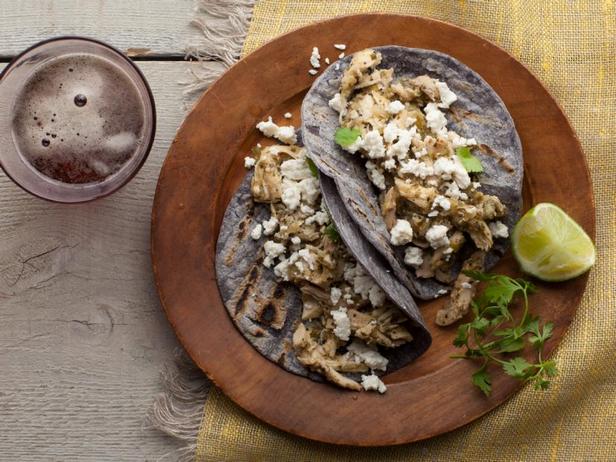 Wie man blaue Tacos mit Hähnchen, Tomatillos und Hüttenkäse zubereitet