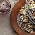 Blaue Tacos mit Hähnchen, Tomatillos und hausgemachtem Käse