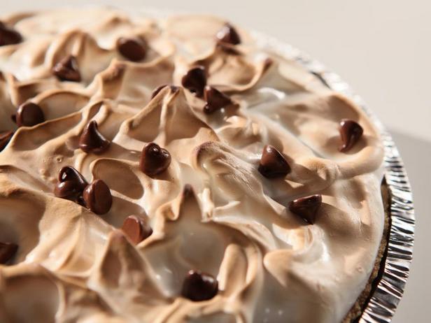 Kuchen mit geschlagenem Eiweiß