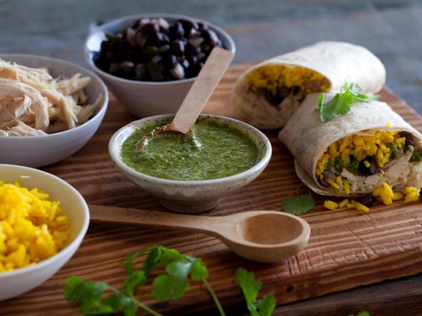 Einfache Burritos mit Hähnchen, Reis und Kurkuma