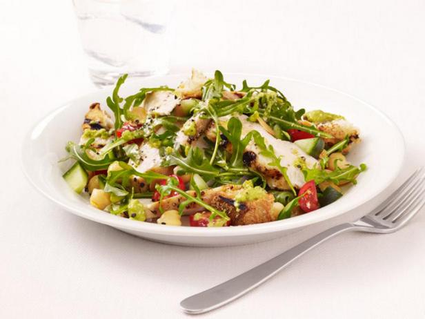 Gegrillter Hähnchensalat mit Rucola und Gazpacho-Dressing