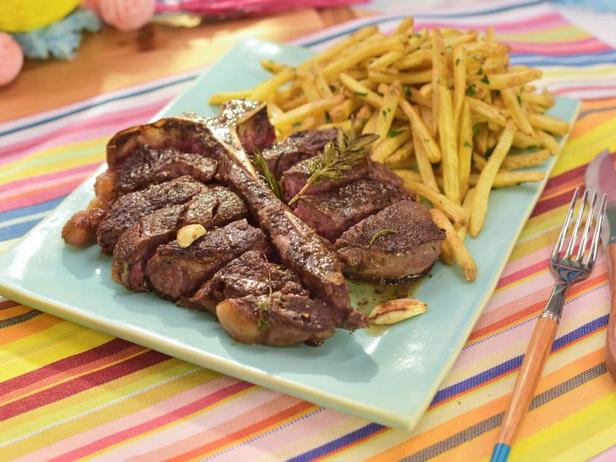 Zubereitung von Porterhouse-Steak in der gusseisernen Pfanne