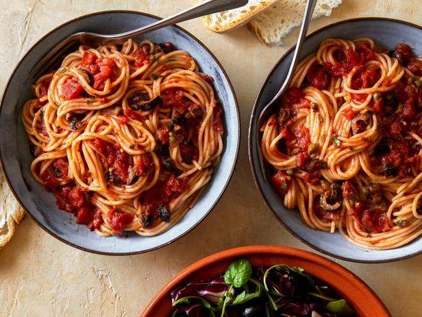 Wie man Spaghetti Puttanesca mit Radicchio-Salat zubereitet