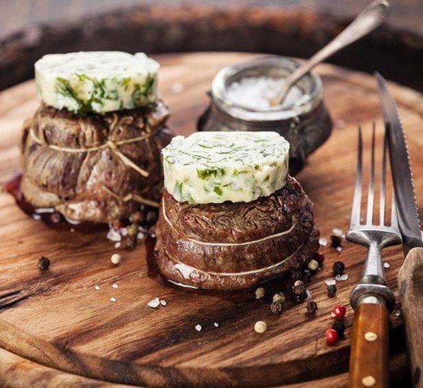 Zubereitung - Gegrilltes Filet Mignon Steak mit Sommersalat in asiatischem Dressing