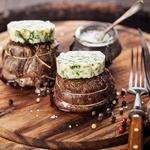 Gegrilltes Filet Mignon mit Sommersalat in asiatischem Dressing