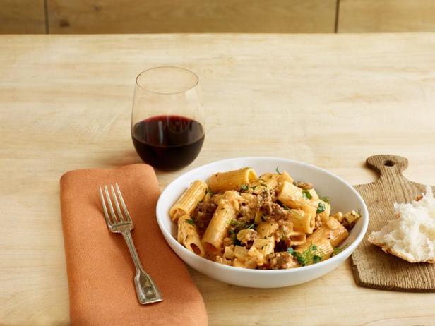 Sosis ve Rezene ile Rigatoni Makarna Nasıl Yapılır?