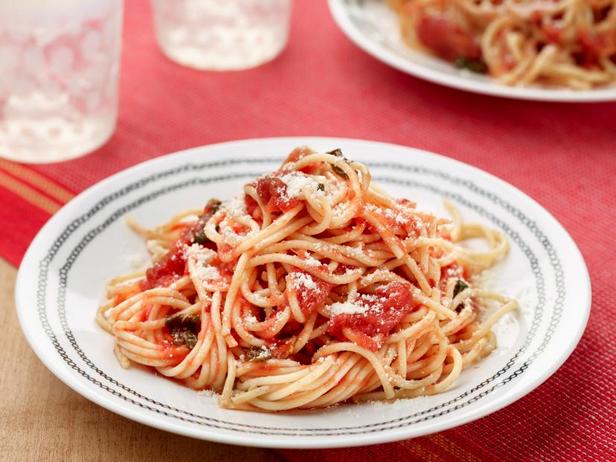So bereiten Sie italienische Tomaten-Basilikum-Spaghettisauce zu