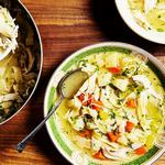Truthahn-, Eiernudel- und Gemüsesuppe