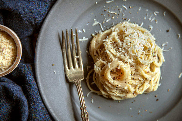 Wie man Cacio e Pepe-Nudeln macht