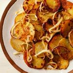 Gebratene goldene Kartoffeln mit Zwiebeln