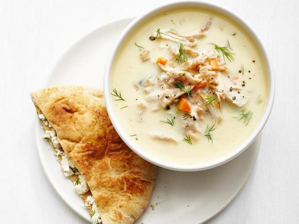 Wie man griechische Zitronen-Dinkelsuppe zubereitet
