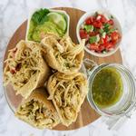 Burrito mit Hähnchenfüllung und grüner Sauce
