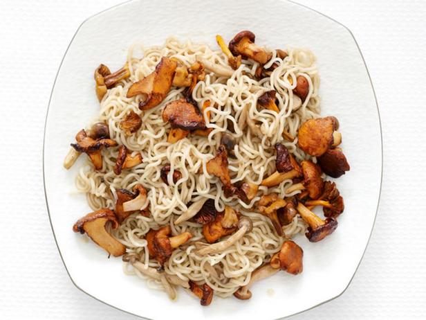 Paistettuja ramen-nuudeleita sienillä