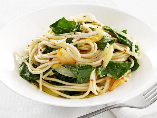 Spagetti valkosipulilla ja lehtikaalilla
