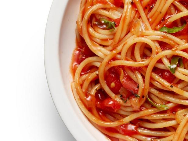 Spagettia marinara-kastikkeella