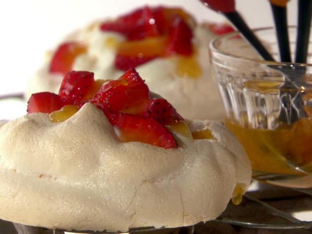 Pavlova-Dessert mit Erdbeeren und Aprikosensirup