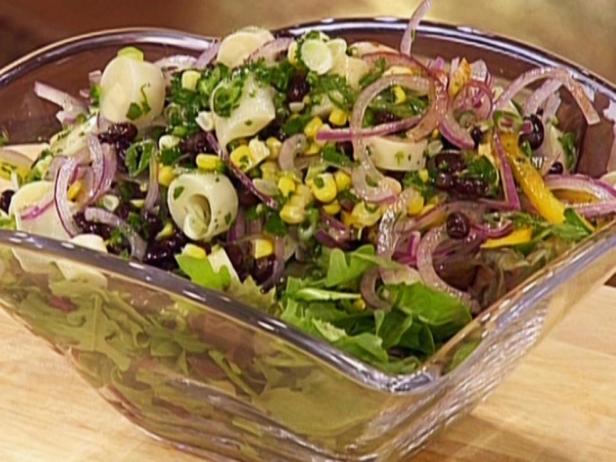 Salat mit Palmherzen, schwarzen Bohnen, roten Zwiebeln und Mais