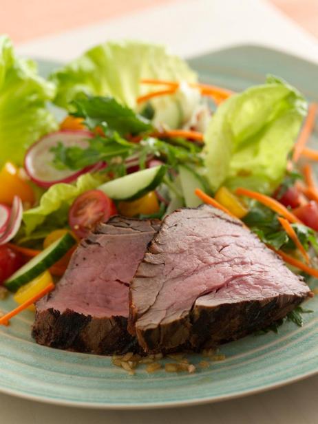 Gegrilltes Filet Mignon mit Sommersalat in asiatischem Dressing