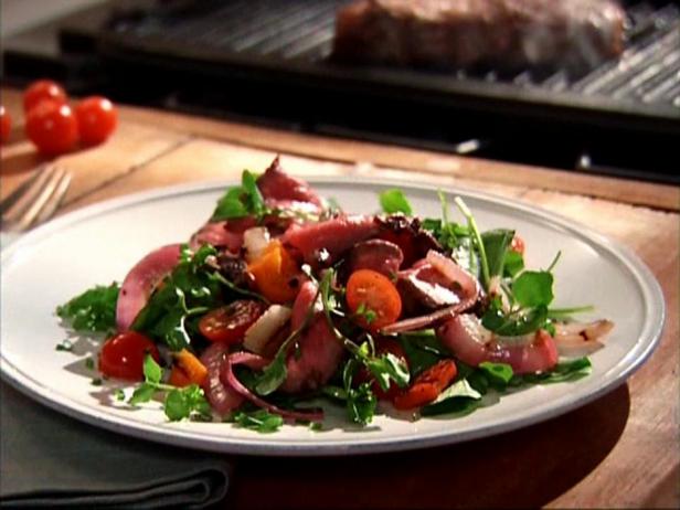 Salat mit Rindfleisch und gegrilltem Gemüse