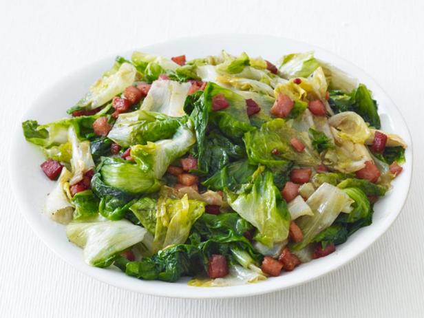 In Specköl gebratener Endiviensalat