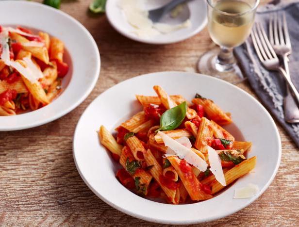 Wie man Penne-Nudeln mit frischer Tomatensoße zubereitet