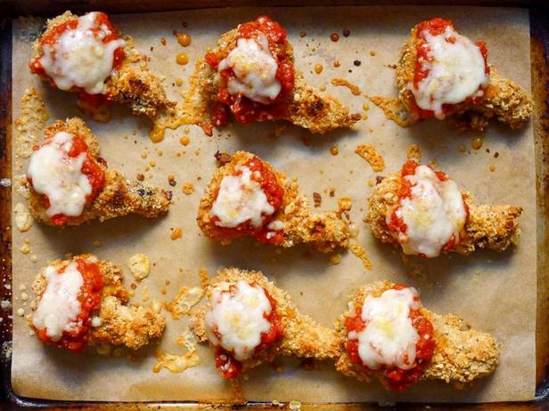 Wie man Hähnchen-Parmesan-Flügel zubereitet